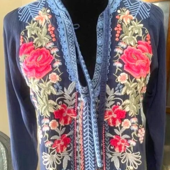 JOHNNY WAS *GORGEOUS* Navy Blue Pink Rose Embroidered Blouse Tie at Neck Top XS